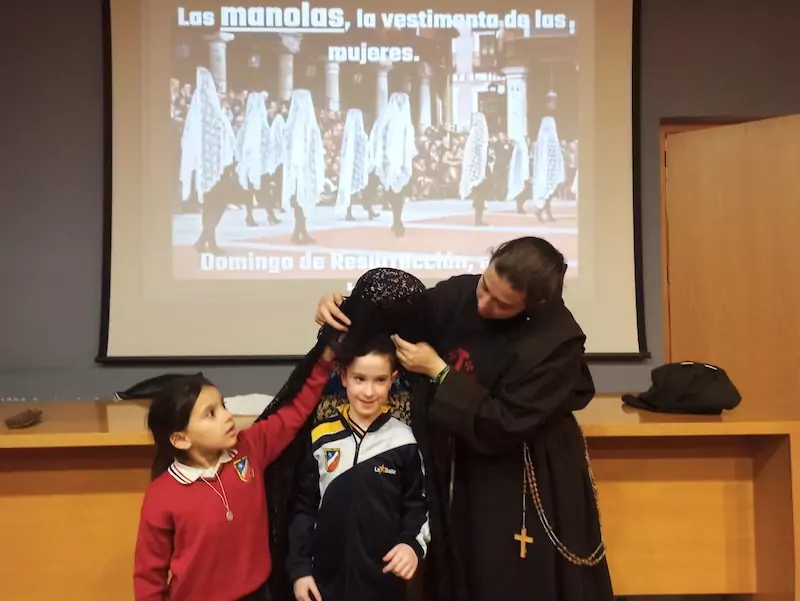 OFS presenta las cofradías en Colegio Lourdes